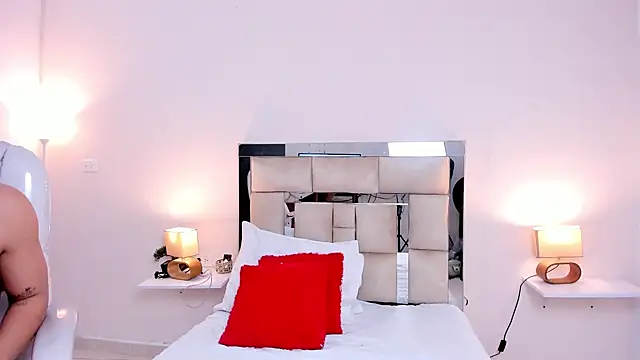 Snapshot of saraandstiven chatting on March 11, 7:04 am saraandstiven online show from March 11, 7:04 am