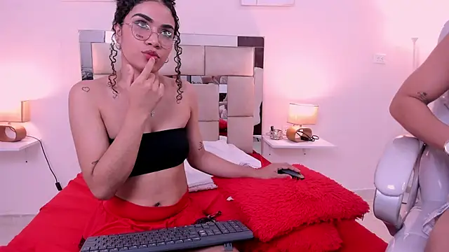 Snapshot of saraandstiven chatting on March 14, 9:14 am saraandstiven online show from March 14, 9:14 am