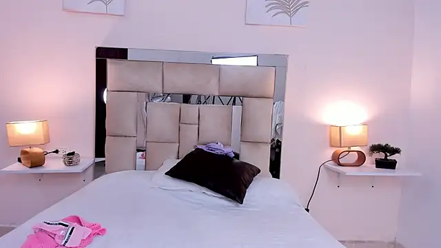 Snapshot of saraandstiven chatting on March 21, 3:12 am saraandstiven online show from March 21, 3:12 am