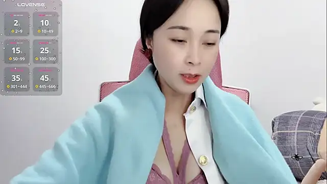 Snapshot of Qwi-V1 chatting on February 8, 11:13 pm Qwi-V1 online show from February 8, 11:13 pm