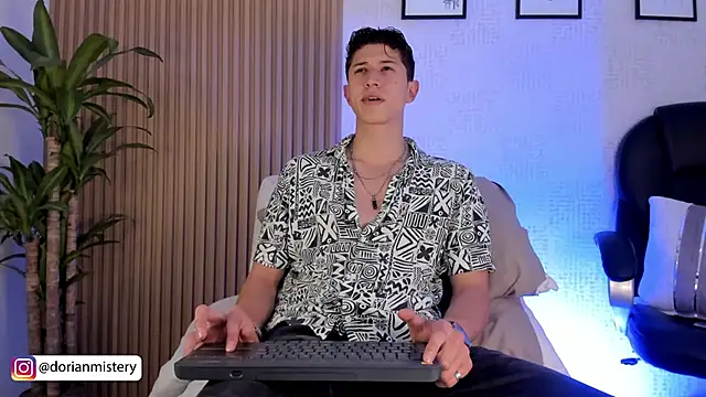 Snapshot of Dorianmistery2322_ chatting on September 15, 12:43 am Dorianmistery2322 online show from September 15, 12:43 am