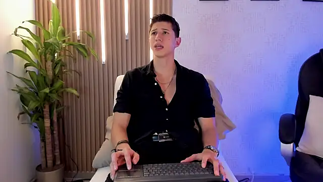 Snapshot of Dorianmistery2322_ chatting on November 11, 12:10 am Dorianmistery2322 online show from November 11, 12:10 am