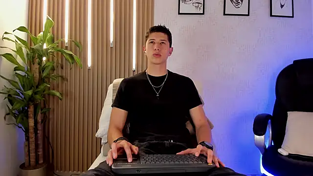 Snapshot of Dorianmistery2322_ chatting on December 15, 10:25 pm Dorianmistery2322 online show from December 15, 10:25 pm