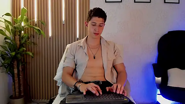 Snapshot of Dorianmistery2322_ chatting on December 17, 4:07 am Dorianmistery2322 online show from December 17, 4:07 am