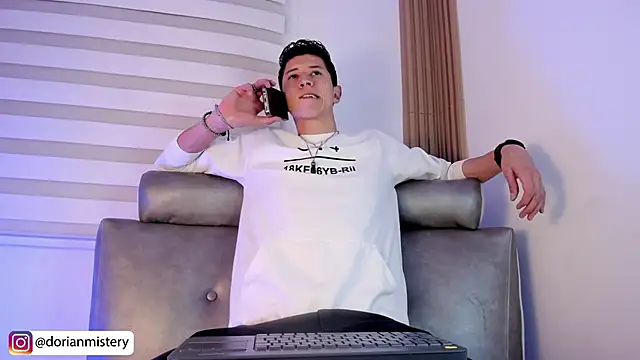 Snapshot of Dorianmistery2322_ chatting on February 18, 12:39 am Dorianmistery2322 online show from February 18, 12:39 am