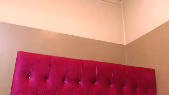 Snapshot of kittykhloe22 chatting on February 15, 5:50 pm kittykhloe22 online show from February 15, 5:50 pm