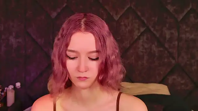 Snapshot of NaomiLoys chatting on October 2, 5:47 am NaomiLoys online show from October 2, 5:47 am