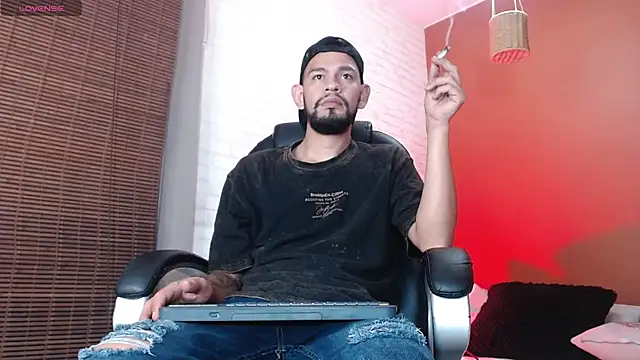 Snapshot of Bedobigcock chatting on February 2, 12:40 am Bedobigcock online show from February 2, 12:40 am