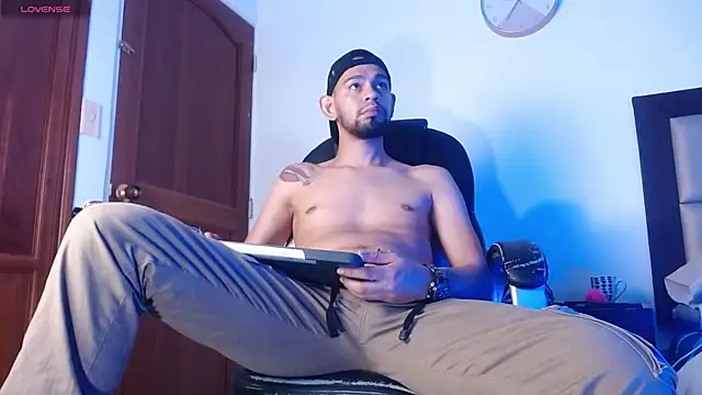 Snapshot of Bedobigcock chatting on March 18, 4:37 am Bedobigcock online show from March 18, 4:37 am