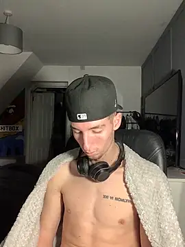 MikesWood21 online show from December 5, 4:42 am