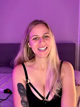 lunawolf21 online show from October 24, 7:16 am