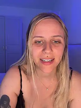 Snapshot of lunawolf21 chatting on July 16, 6:52 am lunawolf21 online show from July 16, 6:52 am