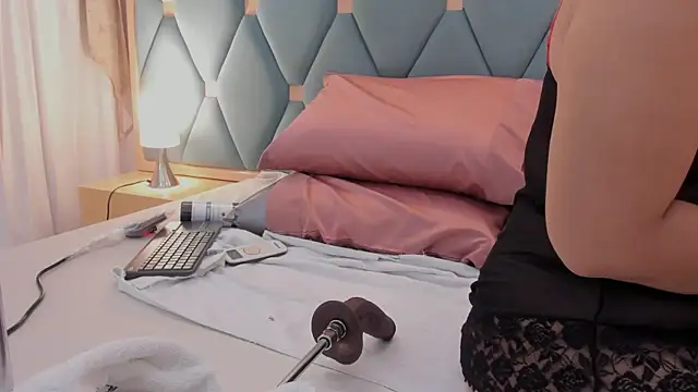 isabella walton online show from February 20, 11:22 am