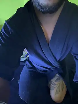 Snapshot of mikemacluffy chatting on March 1, 8:11 pm mikemacluffy online show from March 1, 8:11 pm