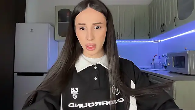 Kim Oberlin  online show from February 11, 2:00 pm