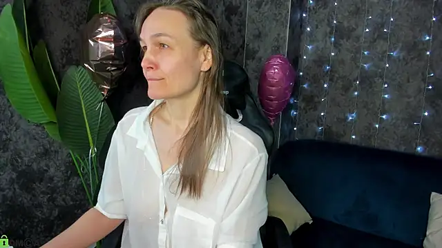 Snapshot of Lillian_White chatting on February 15, 1:02 am Lillian White online show from February 15, 1:02 am