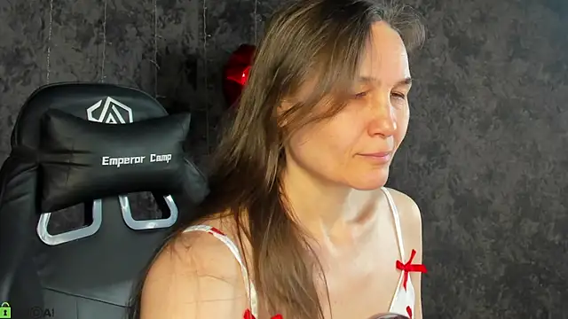 Snapshot of Lillian_White chatting on March 1, 12:56 am Lillian White online show from March 1, 12:56 am