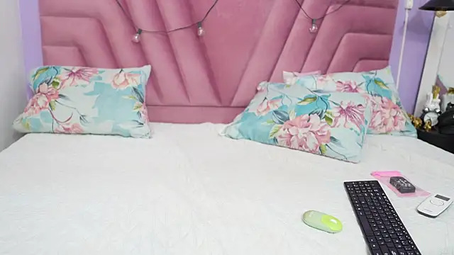 Snapshot of hornybarelylegalgirl chatting on June 27, 12:22 pm hornybarelylegalgirl online show from June 27, 12:22 pm
