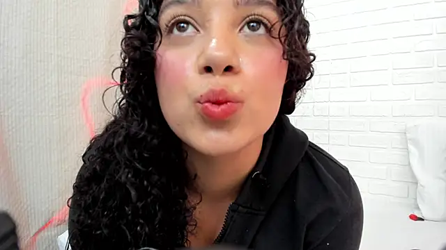 Snapshot of Julieta_333 chatting on February 24, 5:31 pm Julieta 333 online show from February 24, 5:31 pm