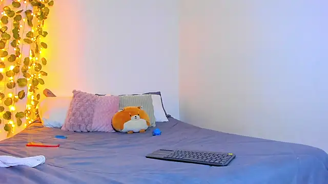 emillyhills online show from February 5, 6:46 am