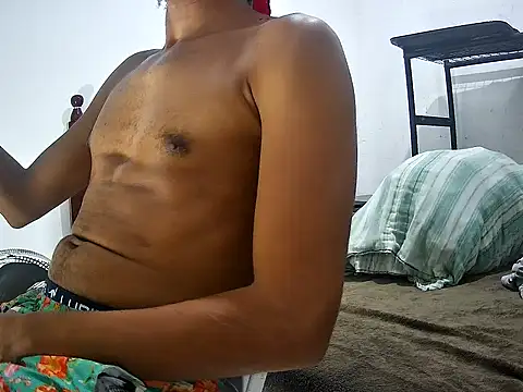 Snapshot of SkinnyLatinMan chatting on November 1, 2:13 am SkinnyLatinMan online show from November 1, 2:13 am