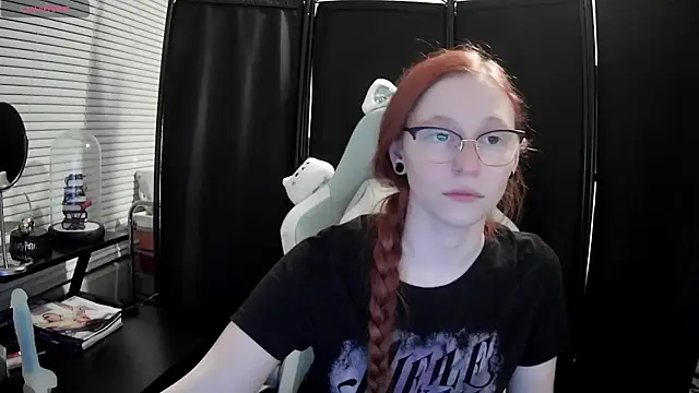 LilyFoxxx online show from February 12, 4:23 am