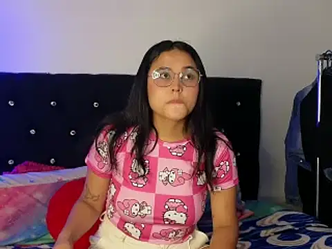 Snapshot of Sweet_xuee18 chatting on March 22, 5:00 am Sweet xuee18 online show from March 22, 5:00 am