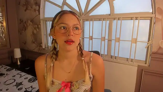 Snapshot of Cami_hunter_ chatting on December 10, 1:11 pm Cami hunter  online show from December 10, 1:11 pm