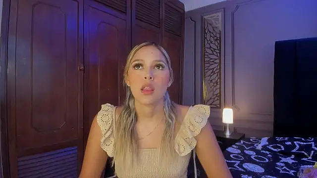 Snapshot of Cami_hunter_ chatting on December 19, 8:34 pm Cami hunter  online show from December 19, 8:34 pm