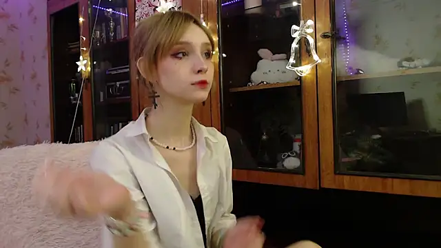 Snapshot of cloudgirrl chatting on January 9, 7:40 pm cloudgirrl online show from January 9, 7:40 pm