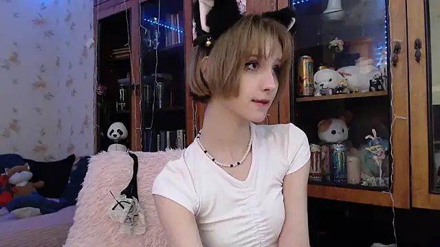 Snapshot of cloudgirrl chatting on February 15, 10:52 pm cloudgirrl online show from February 15, 10:52 pm