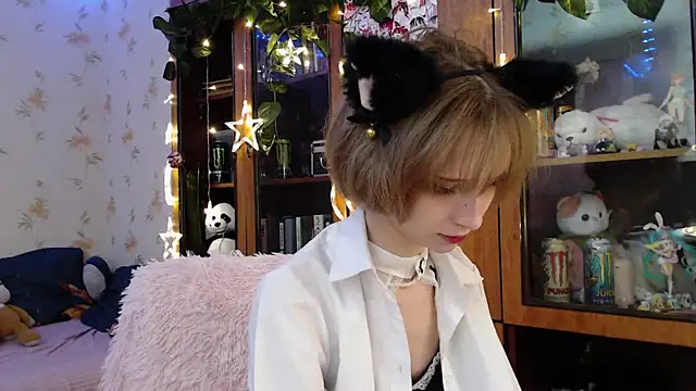 Snapshot of cloudgirrl chatting on February 27, 10:53 pm cloudgirrl online show from February 27, 10:53 pm