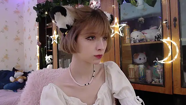 Snapshot of cloudgirrl chatting on March 1, 10:10 pm cloudgirrl online show from March 1, 10:10 pm