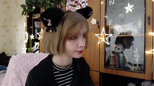 Snapshot of cloudgirrl chatting on March 19, 8:32 pm cloudgirrl online show from March 19, 8:32 pm