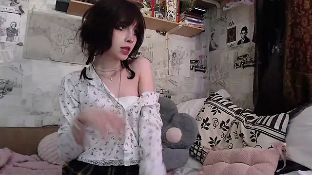 Snapshot of cloudgirrl chatting on April 8, 3:56 pm cloudgirrl online show from April 8, 3:56 pm