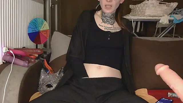 liloucamchaudee online show from February 17, 8:15 pm