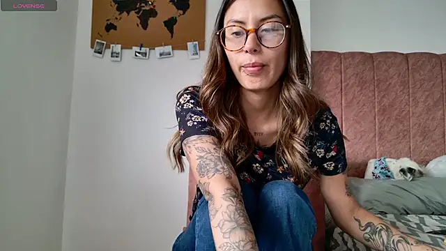 Snapshot of Emmy_petit chatting on April 8, 6:08 pm Emmy petit online show from April 8, 6:08 pm