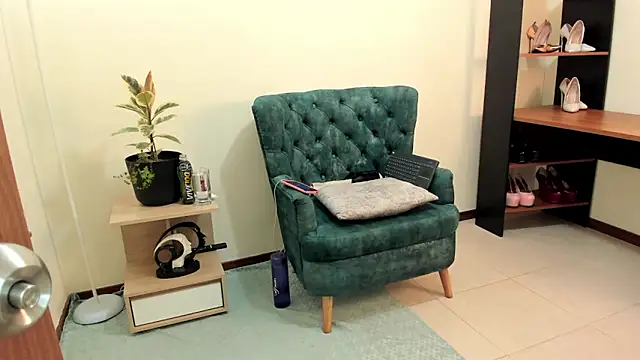 Snapshot of baker_ella chatting on February 21, 3:01 am baker ella online show from February 21, 3:01 am