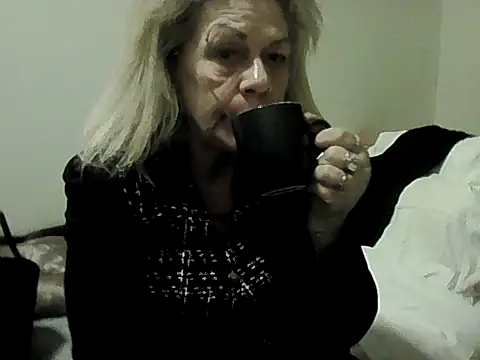 housewife shantie online show from November 13, 7:13 pm