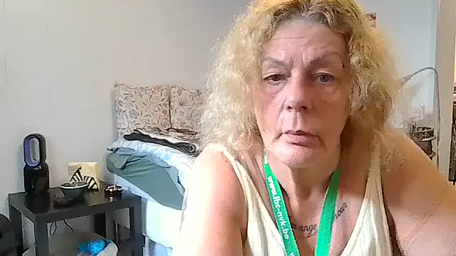 housewife shantie online show from July 12, 7:32 am