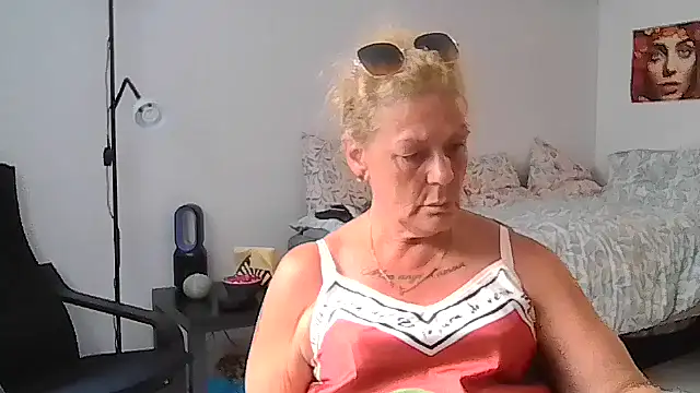 housewife shantie online show from July 17, 1:51 pm