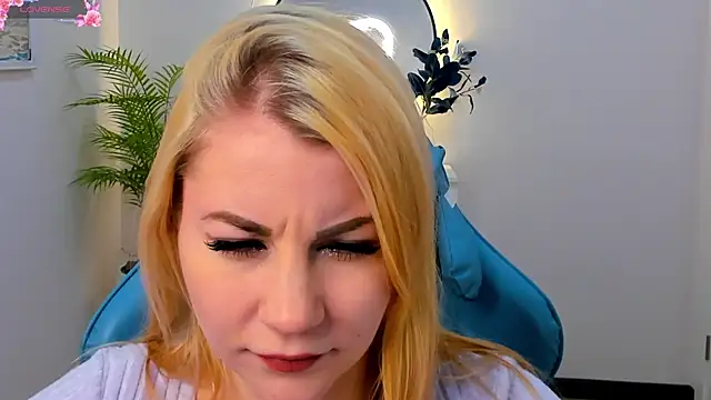 Snapshot of Ver_0nika chatting on December 3, 9:33 am Ver 0nika online show from December 3, 9:33 am