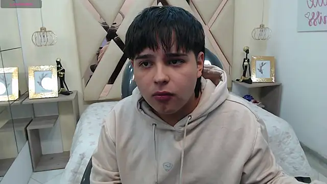 Snapshot of AndrewPherson chatting on December 30, 1:14 pm AndrewPherson online show from December 30, 1:14 pm