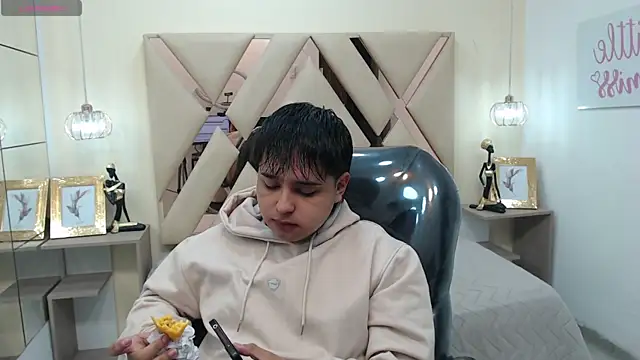 Snapshot of AndrewPherson chatting on January 14, 12:24 pm AndrewPherson online show from January 14, 12:24 pm