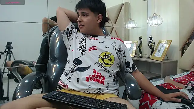 Snapshot of AndrewPherson chatting on January 29, 3:58 pm AndrewPherson online show from January 29, 3:58 pm