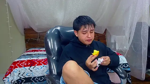 Snapshot of AndrewPherson chatting on February 8, 12:28 pm AndrewPherson online show from February 8, 12:28 pm