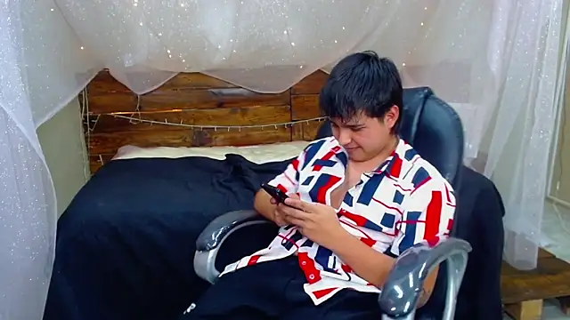 Snapshot of AndrewPherson chatting on March 3, 6:33 pm AndrewPherson online show from March 3, 6:33 pm