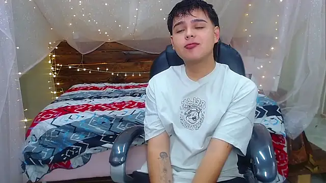 Snapshot of AndrewPherson chatting on March 7, 12:23 pm AndrewPherson online show from March 7, 12:23 pm