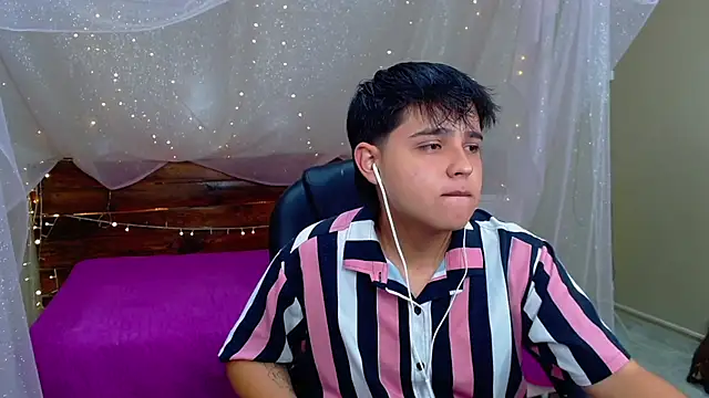 Snapshot of AndrewPherson chatting on March 13, 12:13 pm AndrewPherson online show from March 13, 12:13 pm