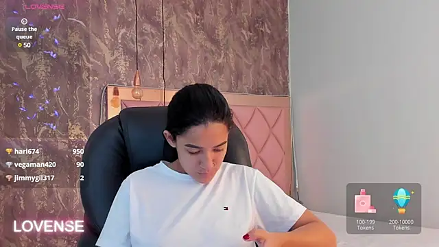 SKYLERWHIITEE online show from March 6, 10:09 am